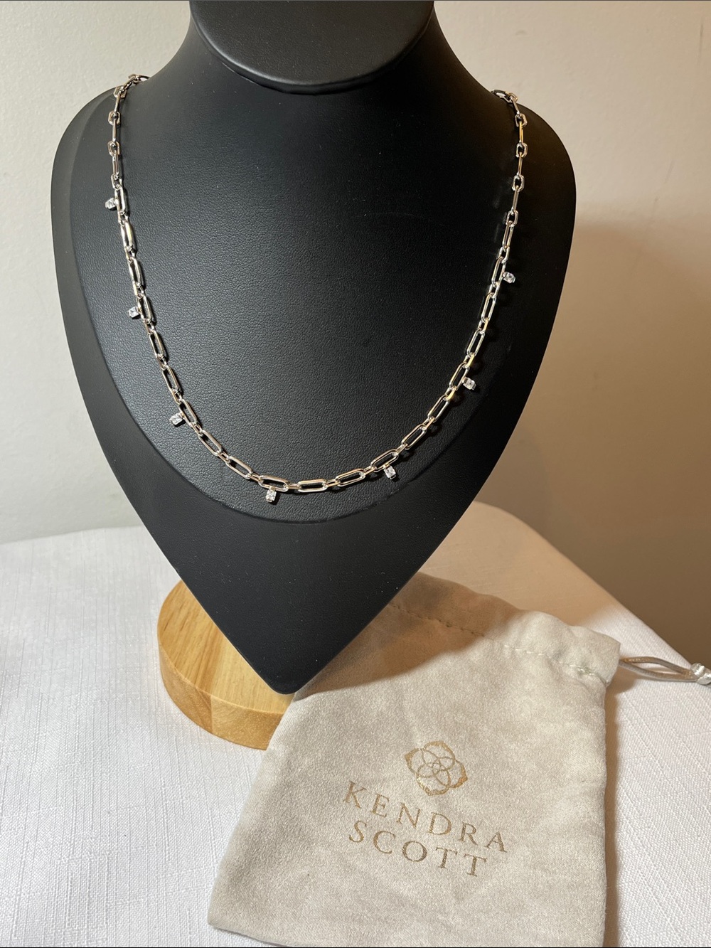 Kendra Scott Silver Link Necklace w Clear Charm Drops
New. Tags on
Perfect gift!